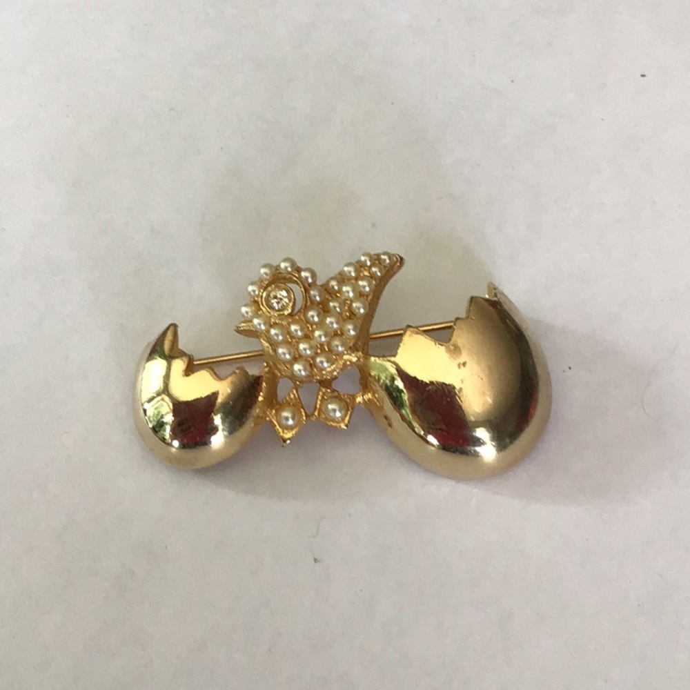 Elegant Gold and Pearl Brooch